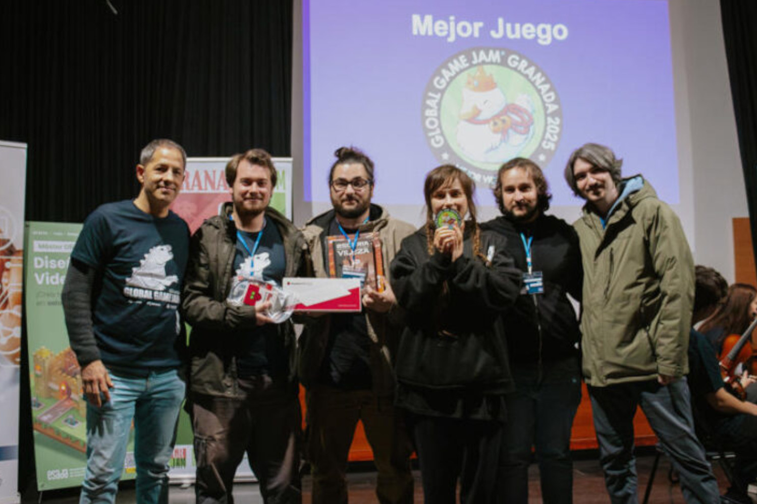 Grupo de personas preparando un juego