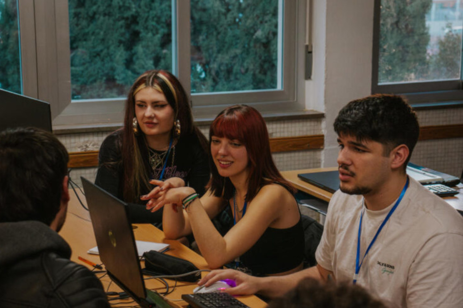 Un grupo de chicas haciendo el Checkin
