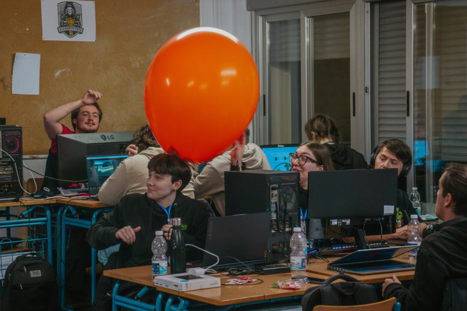 Dos personas en un torneo de dados